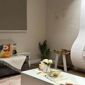 بموقع مميز قريبة من الحرم في قلب المدينة وبجانبها جميع الخدمات شقة المدينة المنورة